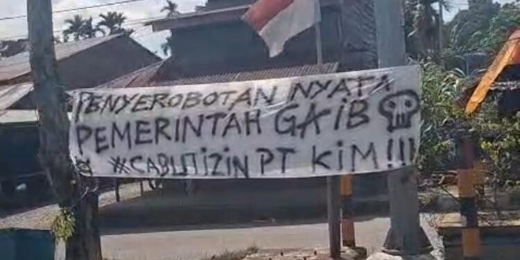 Spanduk Cabut Izin PT KIM Bermunculan Di Nagan Raya