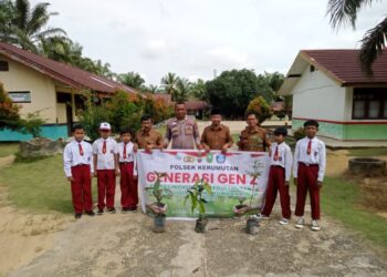 Polsek Kerumutan Tanam Bibit Pohon di SD Negeri 011 untuk Dukung Penghijauan