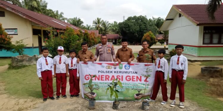 Polsek Kerumutan Tanam Bibit Pohon di SD Negeri 011 untuk Dukung Penghijauan