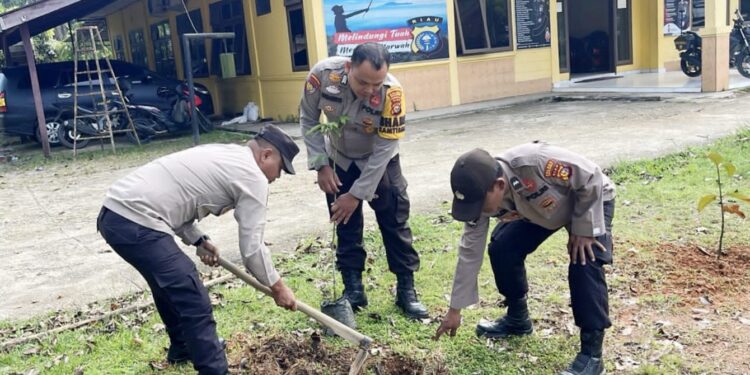 Polsek Ukui Tanam Pohon Mangga dan Matoa Dukung Green Policing 2026
