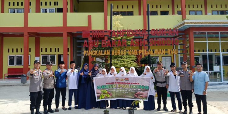 Polisi Tanam Bibit Pohon Buah di Sekolah Boarding, Dukung Program Green Policing