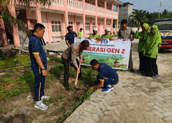 Dukung Program Penghijauan, Polisi Tanam Bibit Pohon di SMP-IT Darul Fikri