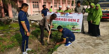 Dukung Program Penghijauan, Polisi Tanam Bibit Pohon di SMP-IT Darul Fikri