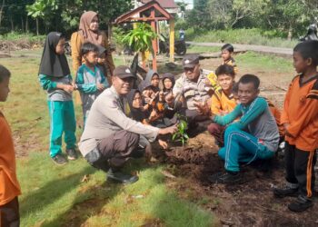 Polsek Kuala Kampar Tanam Bibit Mangga di Sekolah, Dukung Program Green Policing