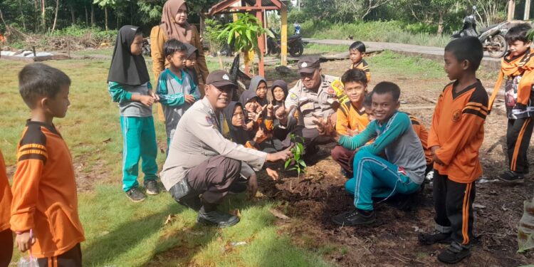 Polsek Kuala Kampar Tanam Bibit Mangga di Sekolah, Dukung Program Green Policing