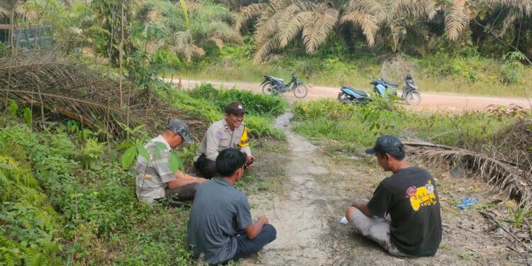 Bhabinkamtibmas Polsek Langgam Sambangi Warga Desa Sotol, Sampaikan Imbauan Kamtibmas