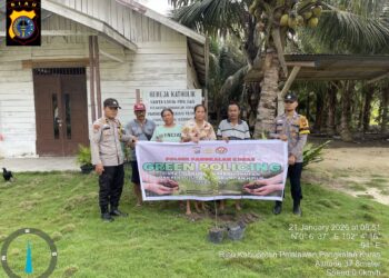 Polsek Pangkalan Kuras Tanam Bibit Manggis dan Kelengkeng Dukung Program Green Policing