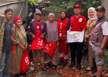 PMI Jaktim Salurkan Bantuan Untuk Warga Terdampak Banjir Di Sejumlah Wilayah