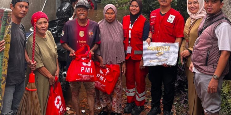 PMI Jaktim Salurkan Bantuan Untuk Warga Terdampak Banjir Di Sejumlah Wilayah