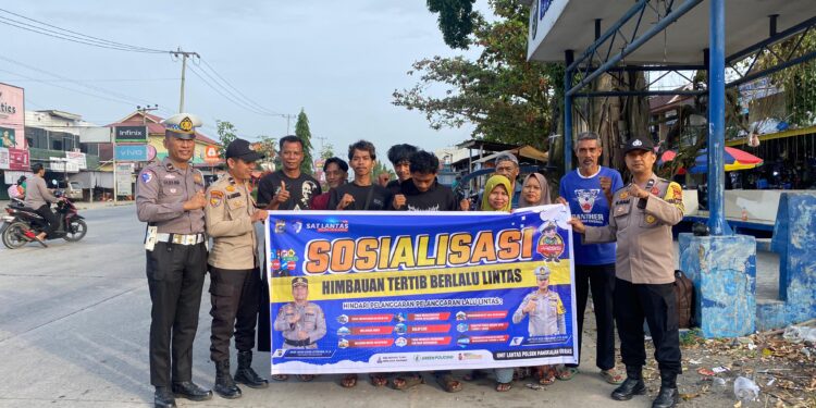 Polsek Pangkalan Kuras Sosialisasikan Tertib Lalu Lintas di Jalan Lintas Timur