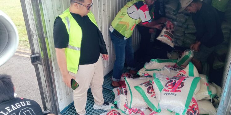 Bahtiar Dirut PT Rumah Tani Nusantara Ikut Antar Langsung Penyaluran Bantuan Beras