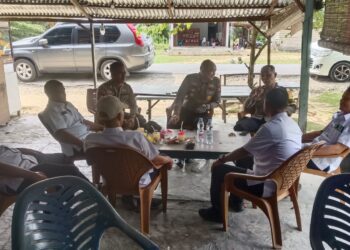 Kapolsek Kerumutan Silaturahmi dengan Kades Banjar Panjang Bahas Kamtibmas