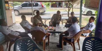 Kapolsek Kerumutan Silaturahmi dengan Kades Banjar Panjang Bahas Kamtibmas