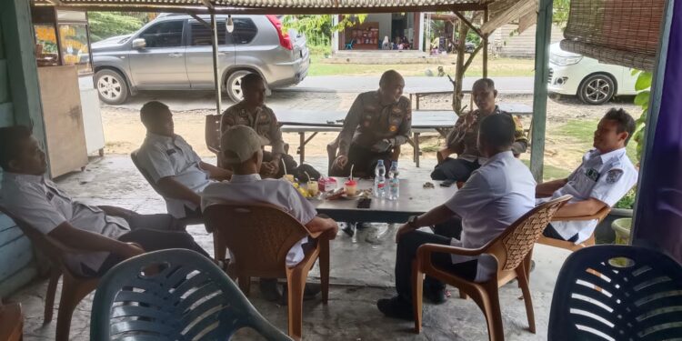 Kapolsek Kerumutan Silaturahmi dengan Kades Banjar Panjang Bahas Kamtibmas