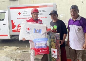 PMI Jaktim Hadir Salurkan Bantuan bagi Warga Terdampak Rumah Rubuh