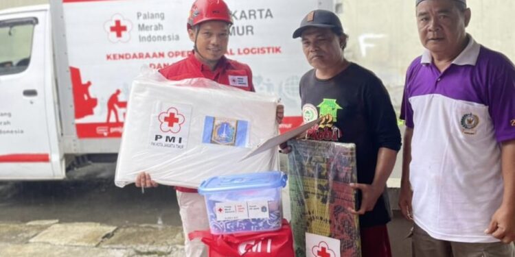 PMI Jaktim Hadir Salurkan Bantuan bagi Warga Terdampak Rumah Rubuh