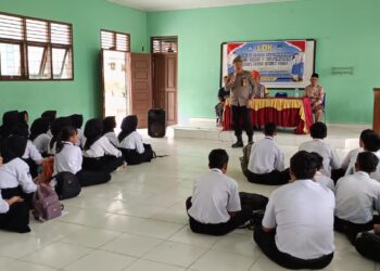 Kapolsek Kerumutan Sosialisasikan Dasar Kepemimpinan kepada OSIS SMPN 1 Kerumutan