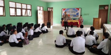 Kapolsek Kerumutan Sosialisasikan Dasar Kepemimpinan kepada OSIS SMPN 1 Kerumutan