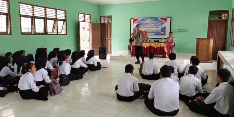 Kapolsek Kerumutan Sosialisasikan Dasar Kepemimpinan kepada OSIS SMPN 1 Kerumutan