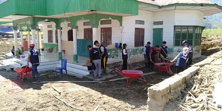 Opslih PMI Aceh Tengah Melakukan Pembersihan Mesjid Ridwan Kampung Rawe