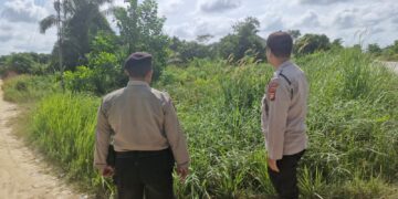 Polisi Patroli Daerah Rawan Karhutla di Pelalawan, Sosialisasikan Larangan Membakar Lahan