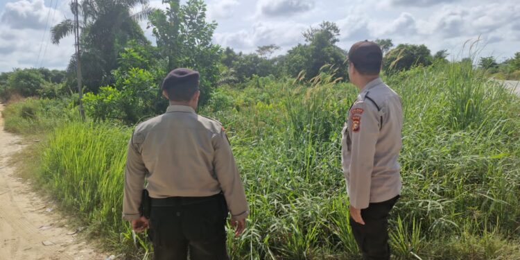 Polisi Patroli Daerah Rawan Karhutla di Pelalawan, Sosialisasikan Larangan Membakar Lahan