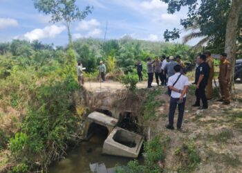 Brimob Polda Riau Tinjau Dua Jembatan Rusak di Pangkalan Kuras
