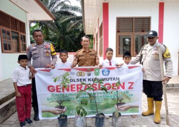 Polsek Kerumutan Tanam Bibit Pohon di SDN 002, Dukung Program Penghijauan Kapolda Riau