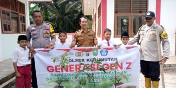 Polsek Kerumutan Tanam Bibit Pohon di SDN 002, Dukung Program Penghijauan Kapolda Riau