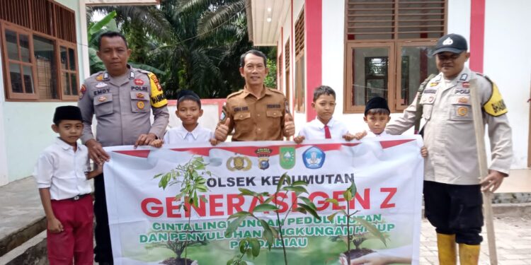 Polsek Kerumutan Tanam Bibit Pohon di SDN 002, Dukung Program Penghijauan Kapolda Riau