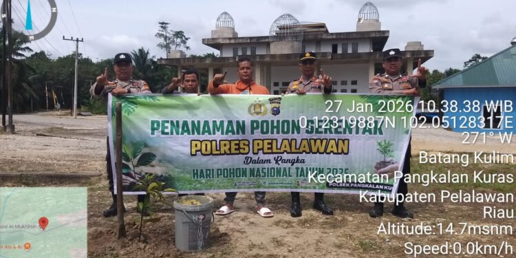 Dukung Green Policing, Polsek Pangkalan Kuras Tanam Bibit Manggis di Masjid Al-Muklisin