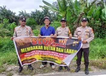 Polsek Teluk Meranti Sebar Maklumat dan Edukasi Pencegahan Karhutla di Perkebunan Warga