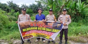 Polsek Teluk Meranti Sebar Maklumat dan Edukasi Pencegahan Karhutla di Perkebunan Warga