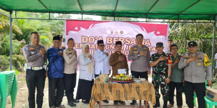 Polsek Pangkalan Kuras Gelar Doa Bersama Sebelum Pembangunan Jembatan Presisi Polri di Kampung Melati