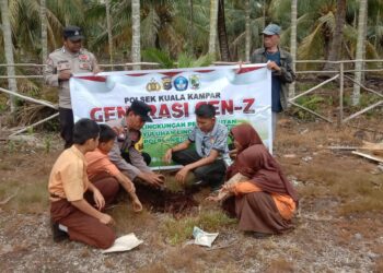 Dukung Green Policing, Polres Pelalawan Tanam Bibit Mangga di SD Negeri Kuala Kampar