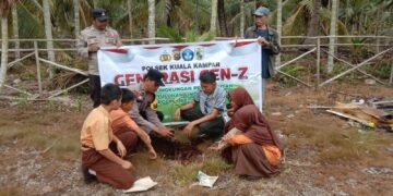 Dukung Green Policing, Polres Pelalawan Tanam Bibit Mangga di SD Negeri Kuala Kampar