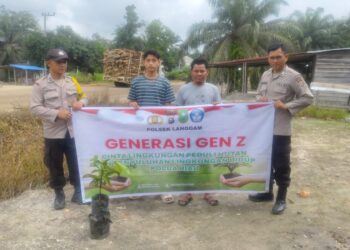 Dukung Program Kapolda Riau, Polsek Langgam Tanam Bibit Pohon di Halaman Mako