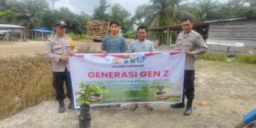 Dukung Program Kapolda Riau, Polsek Langgam Tanam Bibit Pohon di Halaman Mako
