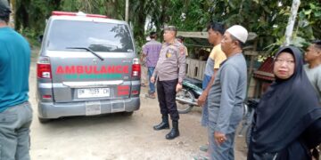 Kapolsek Kerumutan Laksanakan Sambang Duka Harmoni, Dampingi Pemakaman Warga