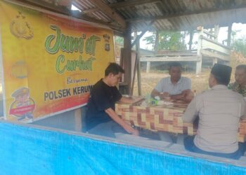 Polsek Kerumutan Gelar “Jumat Curhat” Dengarkan Aspirasi Warga Desa Bukit Lembah Subur