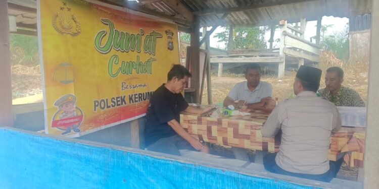 Polsek Kerumutan Gelar “Jumat Curhat” Dengarkan Aspirasi Warga Desa Bukit Lembah Subur