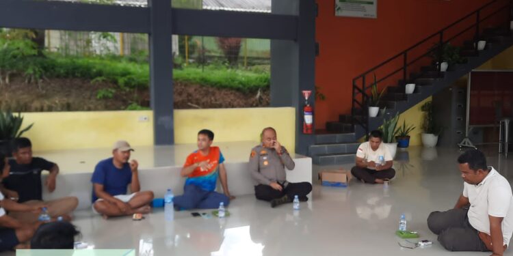 Kapolsek Kerumutan Mediasi Pemuda Bukit Garam dengan PT Sari Lembah Subur soal Pabrik Belum Beroperasi