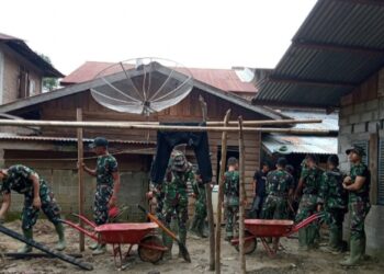 Gunakan Alat seadanya,Warga dan Yonif TP 856/SBS,personil Koramil 05/Linge,Bersihkan Rumah Warga Pasca Banjir,Dusun Binje PantanNangka.