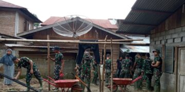 Gunakan Alat seadanya,Warga dan Yonif TP 856/SBS,personil Koramil 05/Linge,Bersihkan Rumah Warga Pasca Banjir,Dusun Binje PantanNangka.