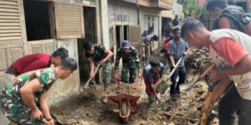 Hari Ke 4,Yonif TP 856/SBS,Dan Personil Koramil 05/Linge,Bersihkan Material Banjir Di PantanNangka.