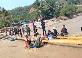 *Relawan Jagong Jeget Peduli Kembali Bergerak, Bantu Pembangunan Jembatan Apung di Reje Payung*