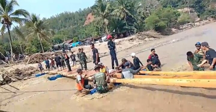 *Relawan Jagong Jeget Peduli Kembali Bergerak, Bantu Pembangunan Jembatan Apung di Reje Payung*