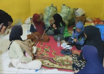 Tanpa Lelah Waktu Malam, RS Amal Sehat Bersama PMI Periksa Kesehatan Masyarakat Samar Kilang