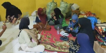 Tanpa Lelah Waktu Malam, RS Amal Sehat Bersama PMI Periksa Kesehatan Masyarakat Samar Kilang