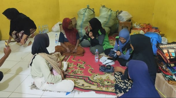 Tanpa Lelah Waktu Malam, RS Amal Sehat Bersama PMI Periksa Kesehatan Masyarakat Samar Kilang